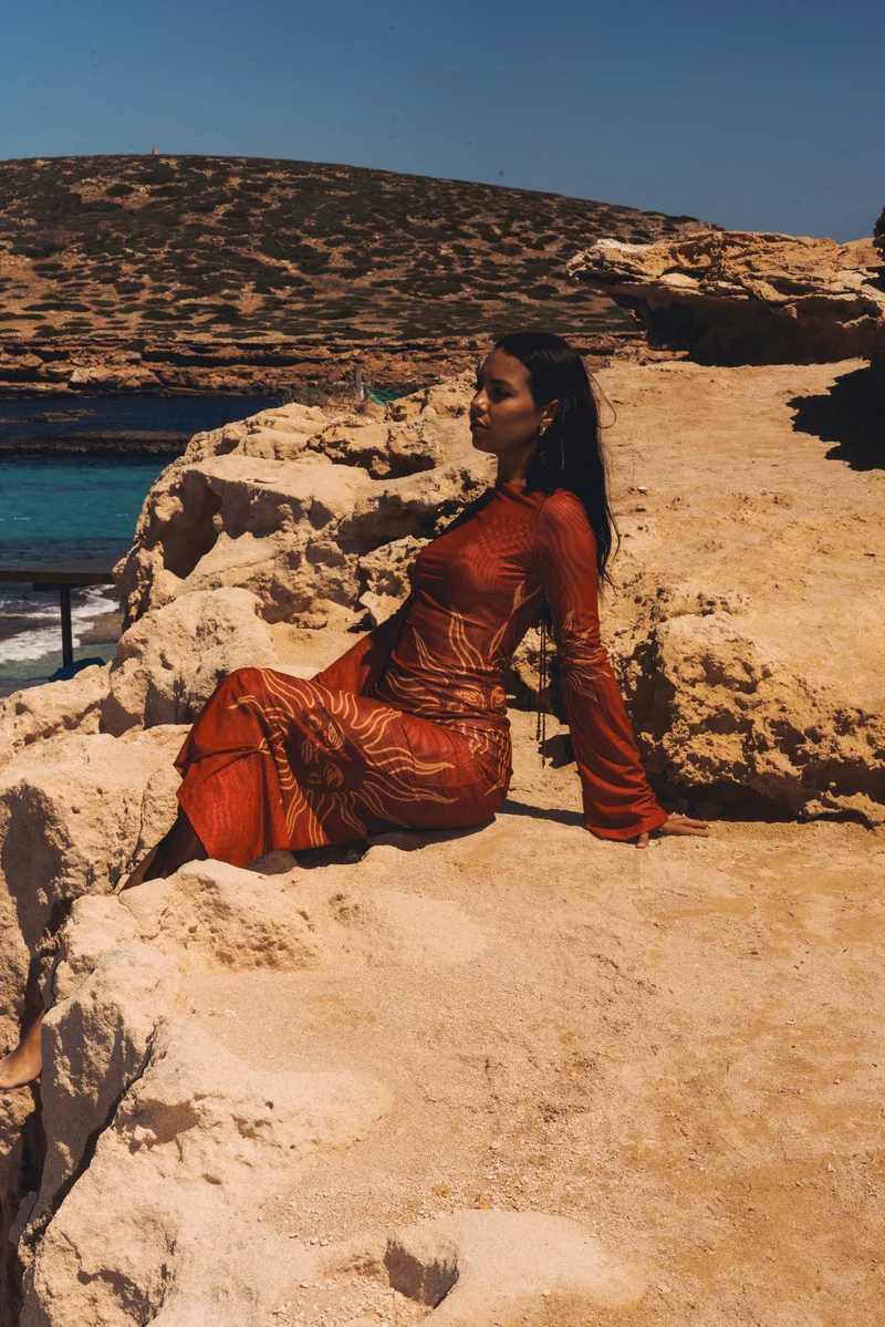 سكوربيورايزينغ فستان ماكسي شبكي نحتي بطبقتين بلون أحمر الكرز من سيليست